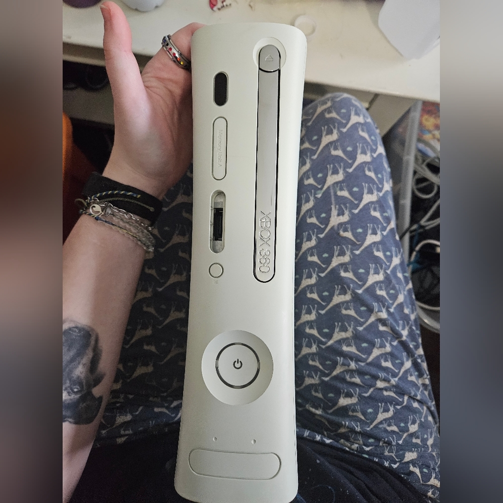 Xbox 360 60GB HDD Console with 4 games and 1 controller